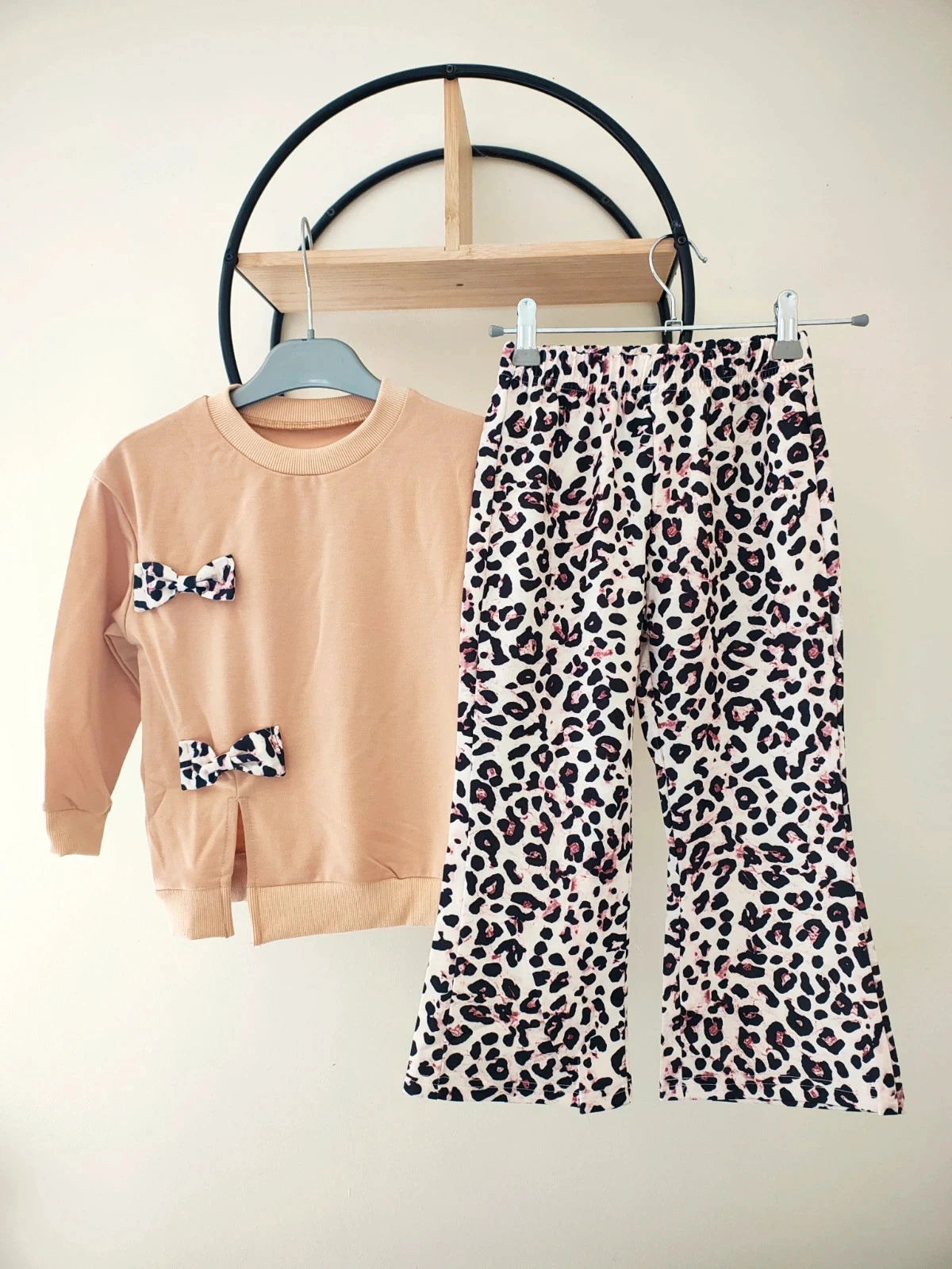 5 ans ensemble haut et pantalon léopard neuf jamais porté